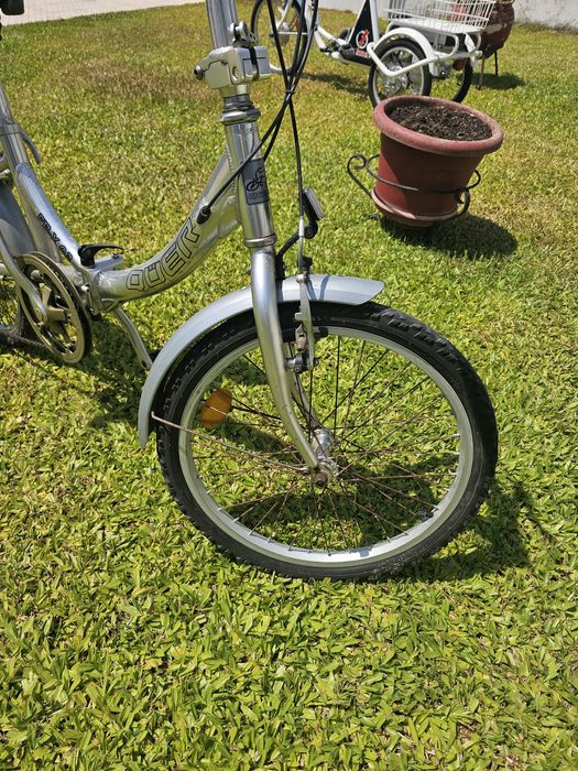 Bicicleta marca qūer, toda em inox
