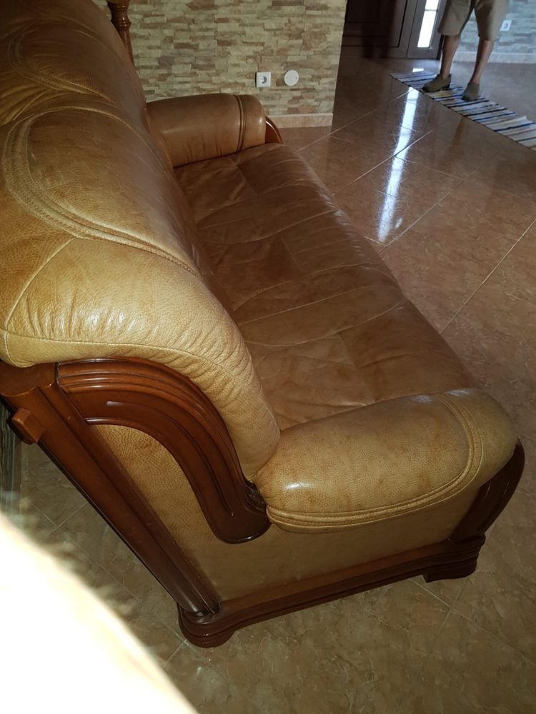 Sofa em couro e madeira