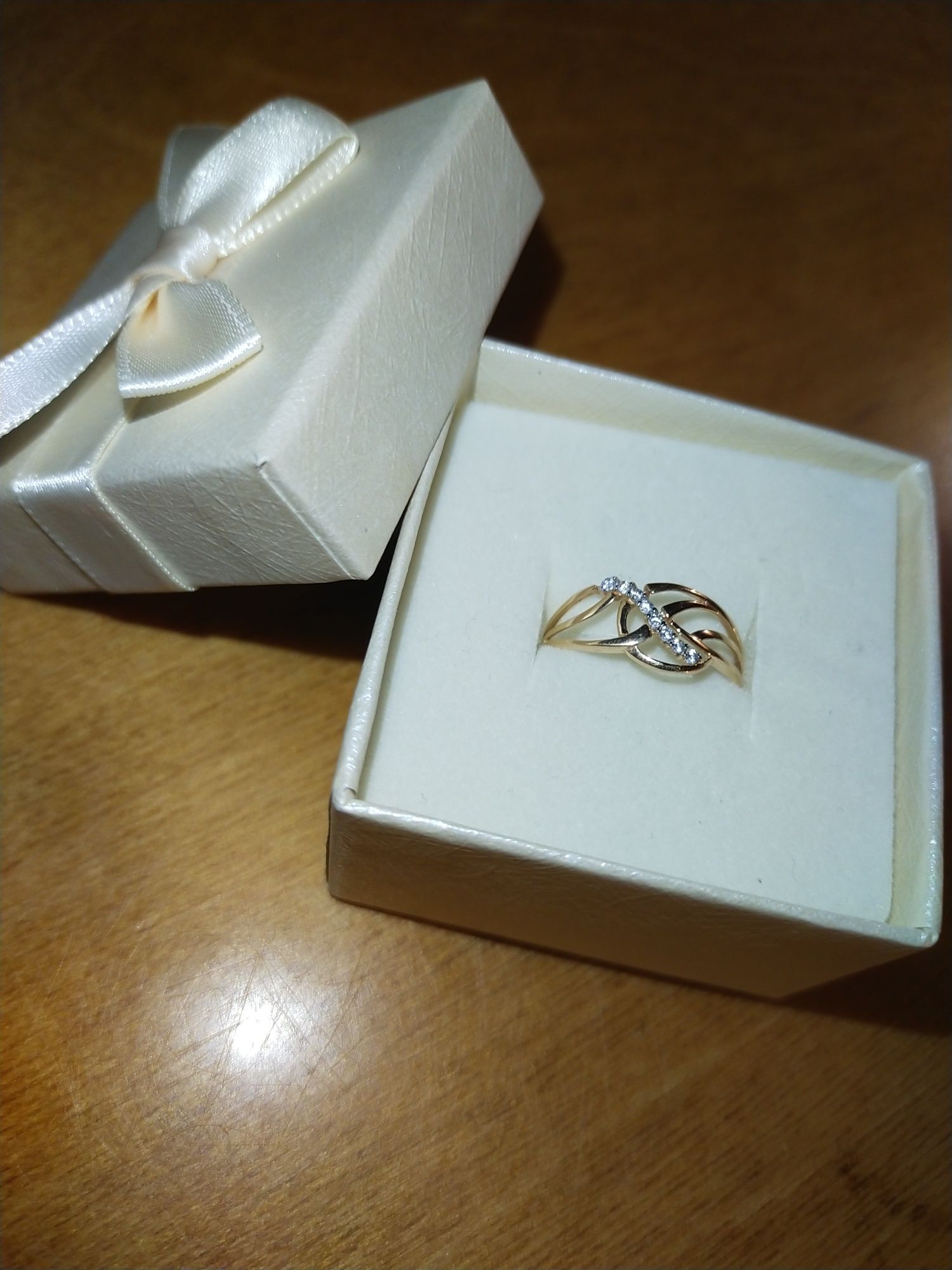 Золотое кольцо 585 проба с цирконием 17,5 размер