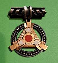 Odznaka- Za zasługidla rozwoju przemysłu maszynowego z legitymacją.