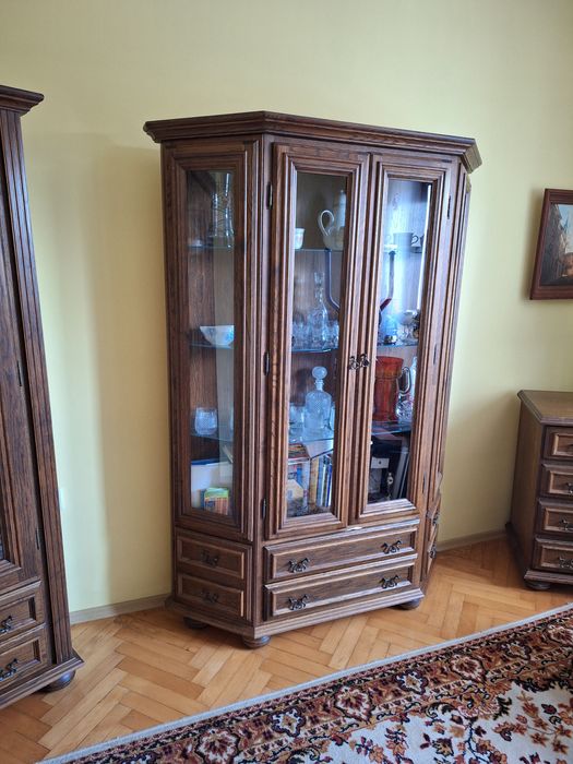 Drewniany regał z przeszklonymi witrynami