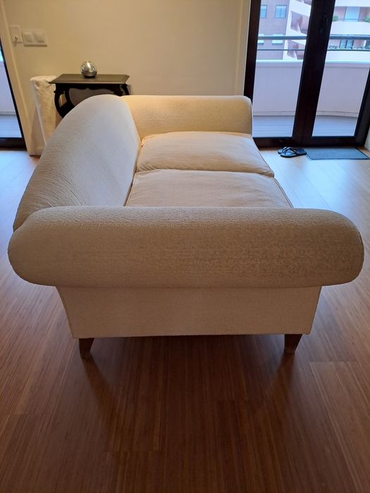 Sofá de três lugares