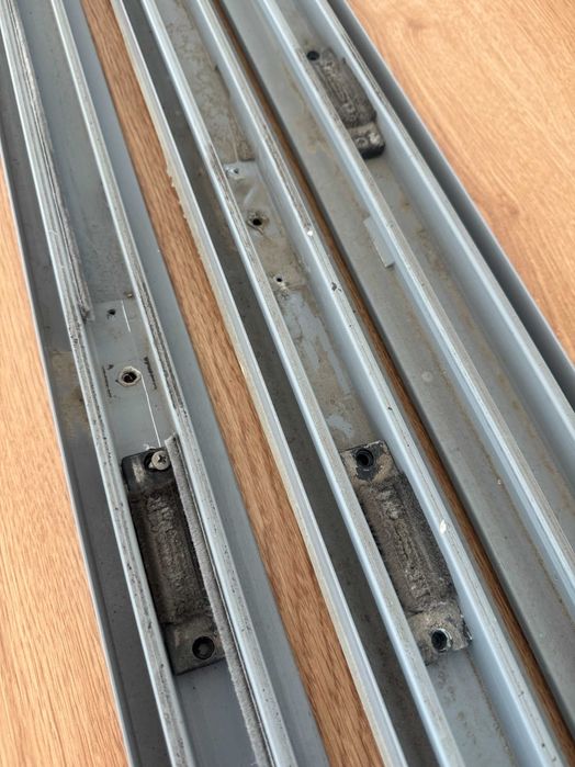 Porta/Janela de alumínio cinza claro com abertura de correr e aro