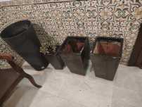 Vasos pretos em cerâmica vidrada