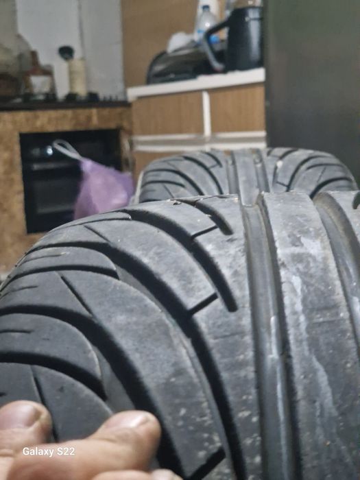 2 Pneus 90% 235-35-zr20
