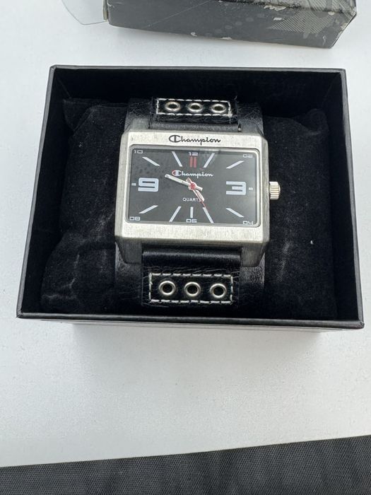 Кварцевые часы состояние  новое