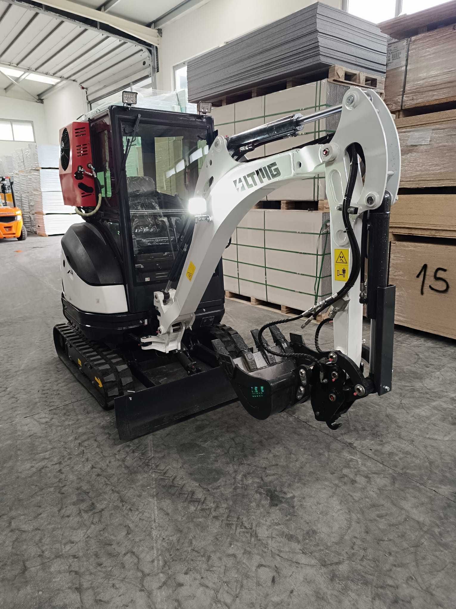 Giratória 2.5 ton LTMG LTE25 ar condicionado