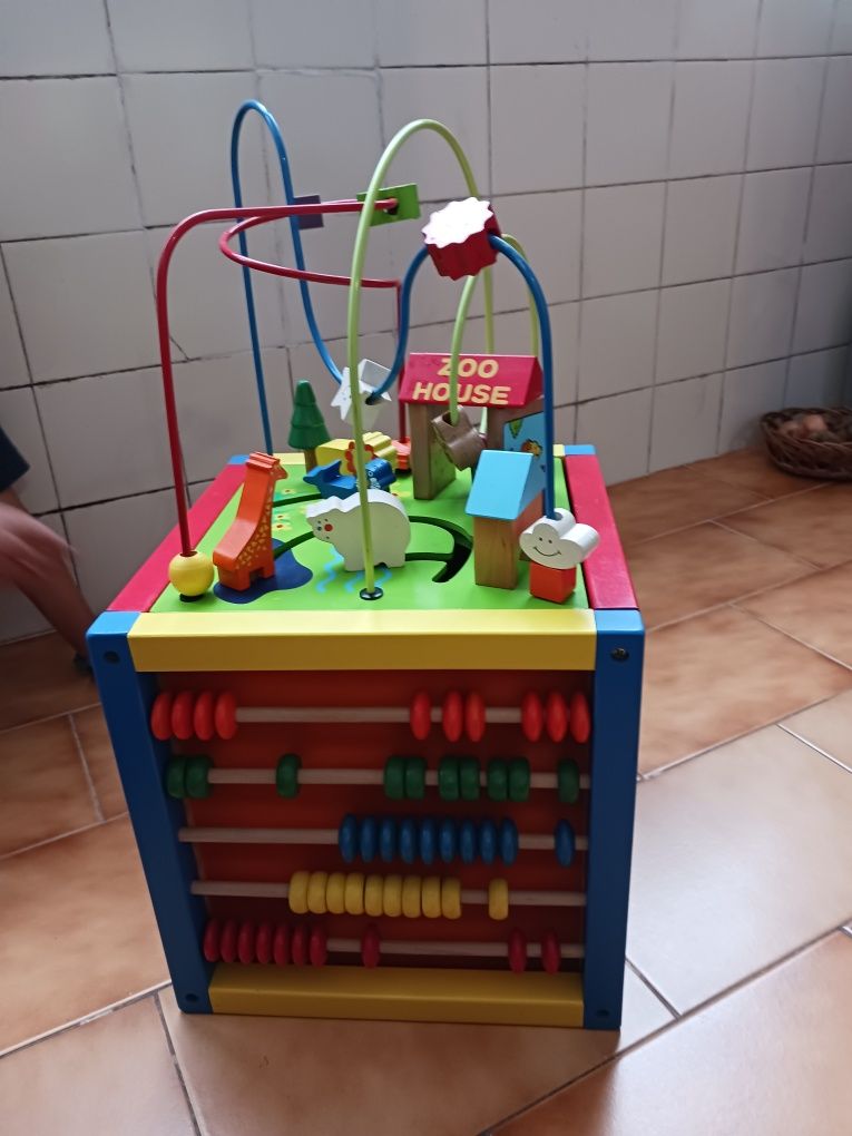 Cubo de atividades Montessori