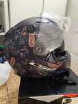 Vendo capacete tamanho M/57-58, viseira dupla, muito novo