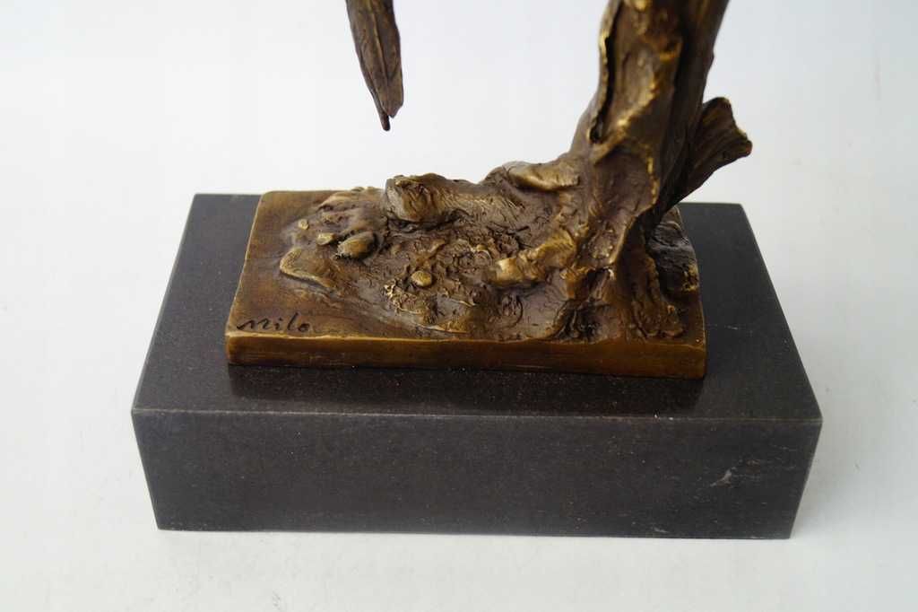 Figura z brązu rzeźba Papugi na konarze piękna