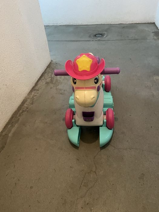 Cavalo com rodas e balancete