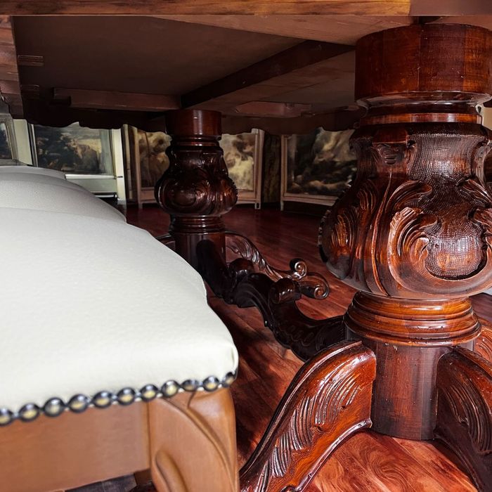 Piękny włoski stół i 8 krzeseł w skórze ecru nowy materiał