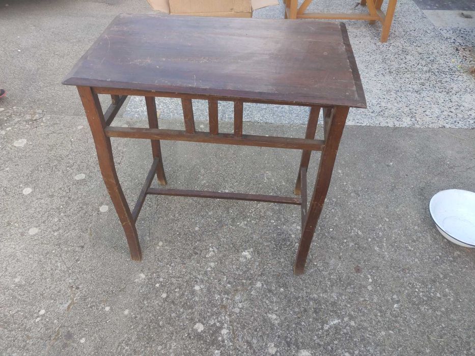 Mesa pequena de madeira