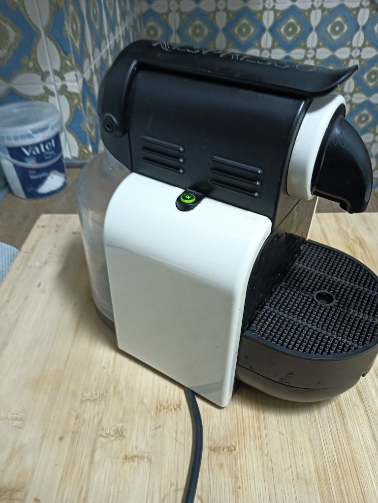 maquina café nespresso 	A funcionar.