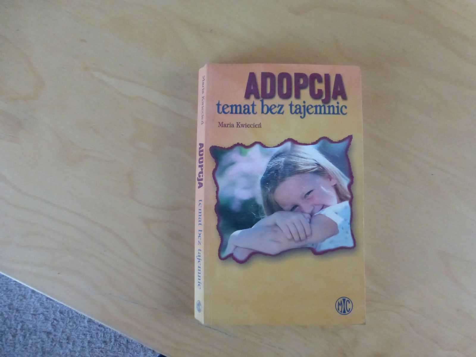 Zestaw książek o adopcji.