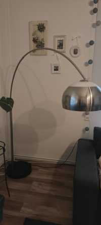 Piękna stojąca lampa do salonu