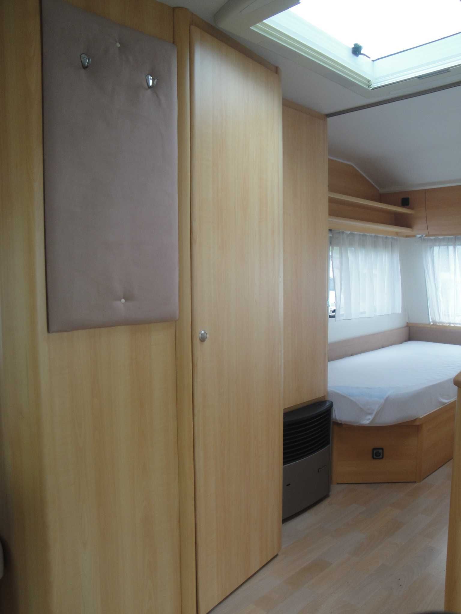 Przyczepa Kempingowa 4 - 5 osobowa  Dmc 1300 kg  wc  markiza rok 2005
