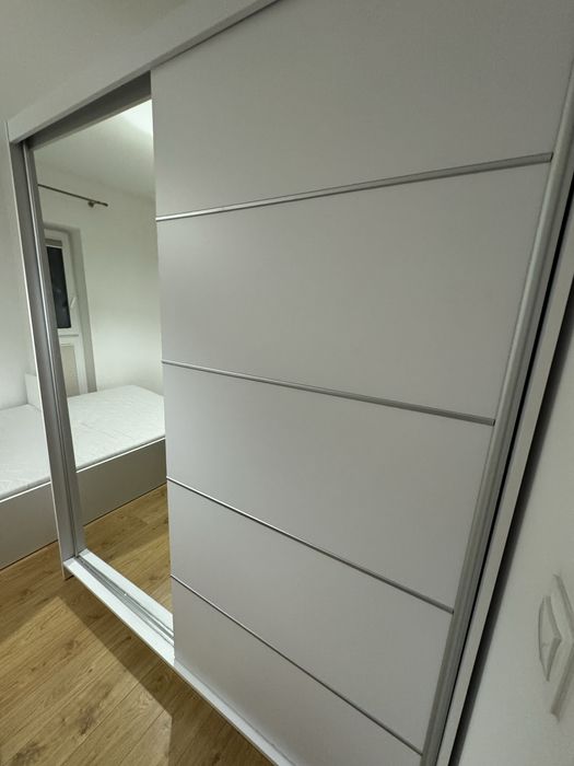 Szafa przesuwna dwudrzwiowa 160 cm – z lustrem, już rozłożona