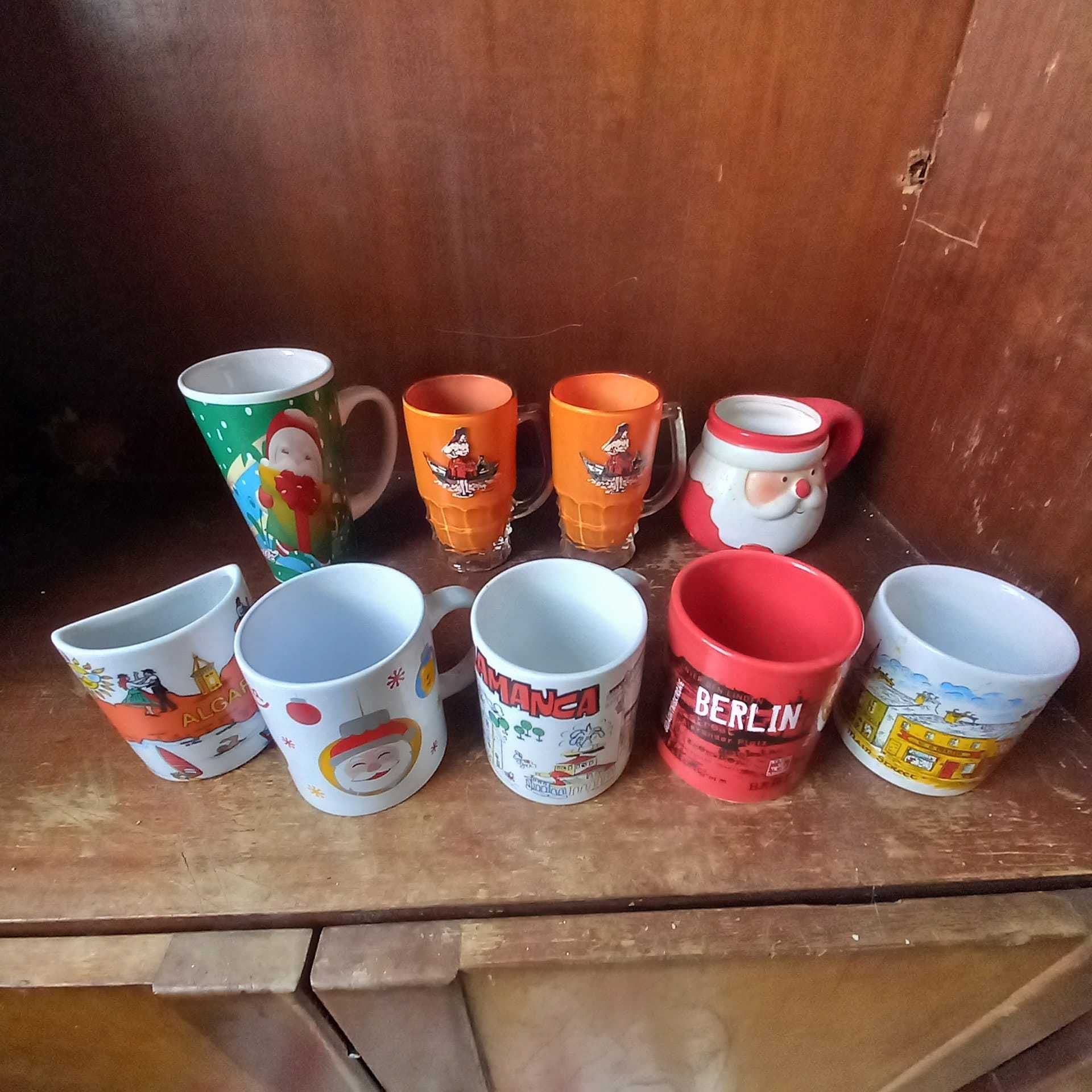 vários copos , canecas