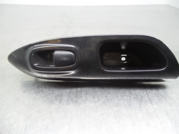 Comando / botão / interruptor vidros trás direito NISSAN Juke (F15)