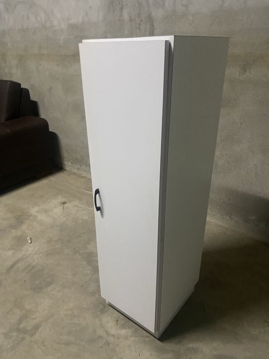 Movel estreito para arrumação