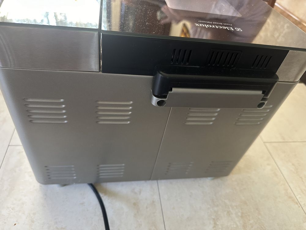 Electrolux хлібопічка ebm8000 як нова