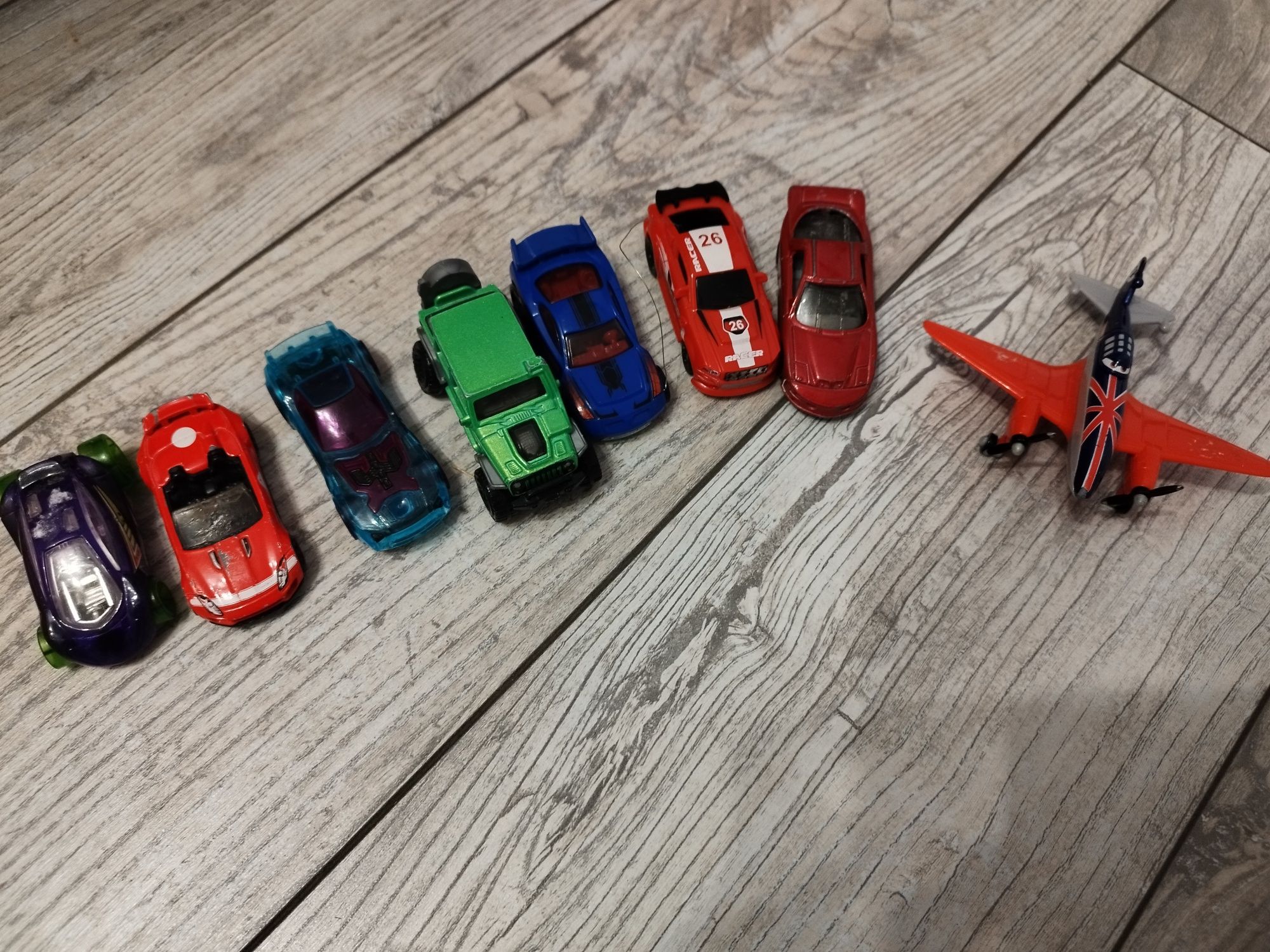 7 resoraków (3 hot wheels) i 1 samolocik