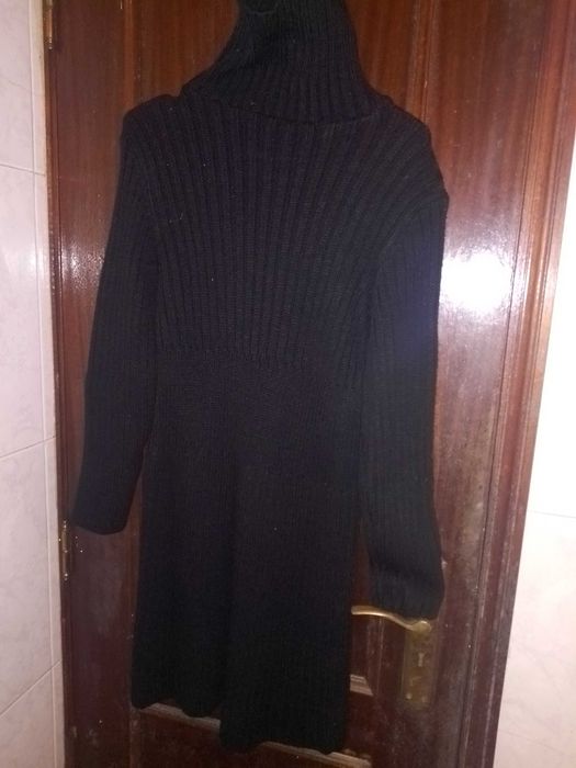 Vestido preto com botões dourados