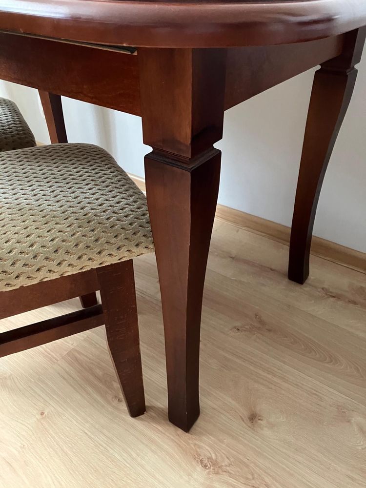 Drewniany, masywny stół z krzeslami