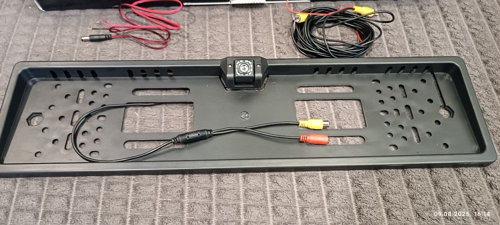 Камера заднього ходу в номерний рамці