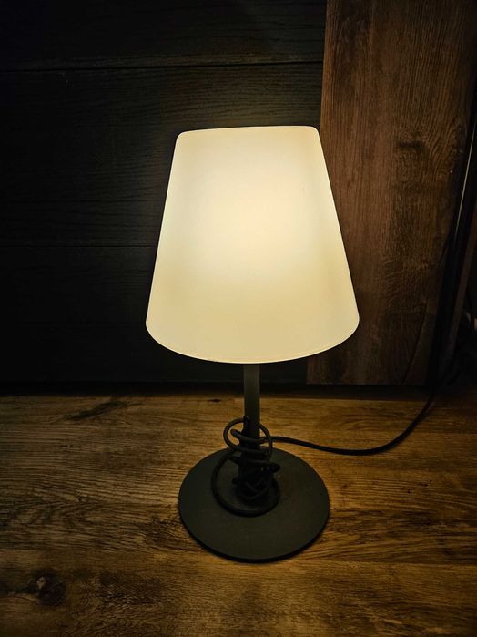 Nowoczesna zewnętrzna lampa sunny ogrodowa stojąca miloo czarna klosz