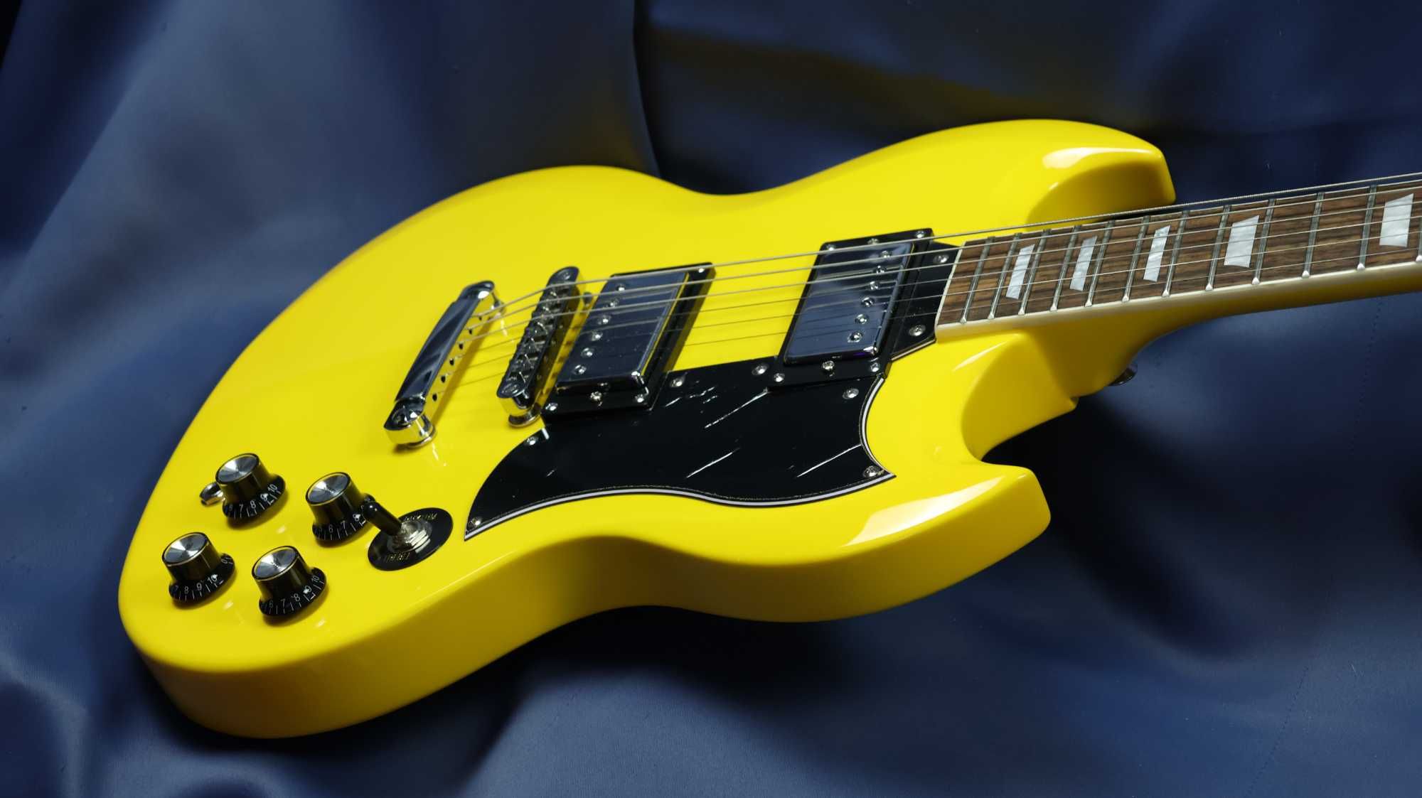Gitara elektryczna Arrow Twincut SG z pokrowcem