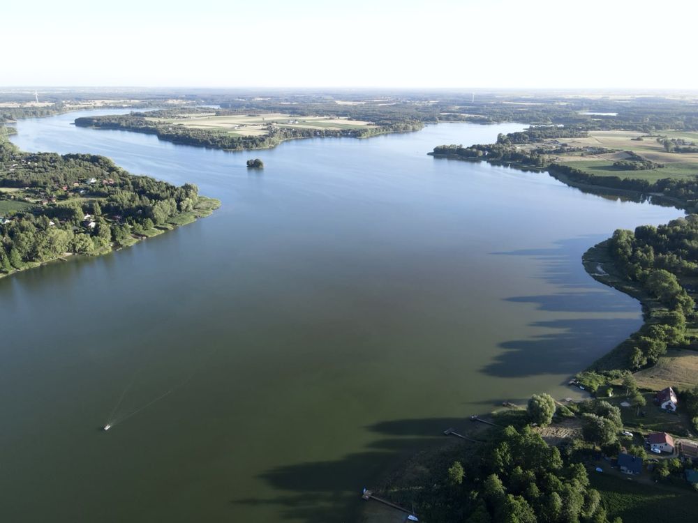 Domek nad jeziorem Głuszyńskim w pierwszej linii brzegowej