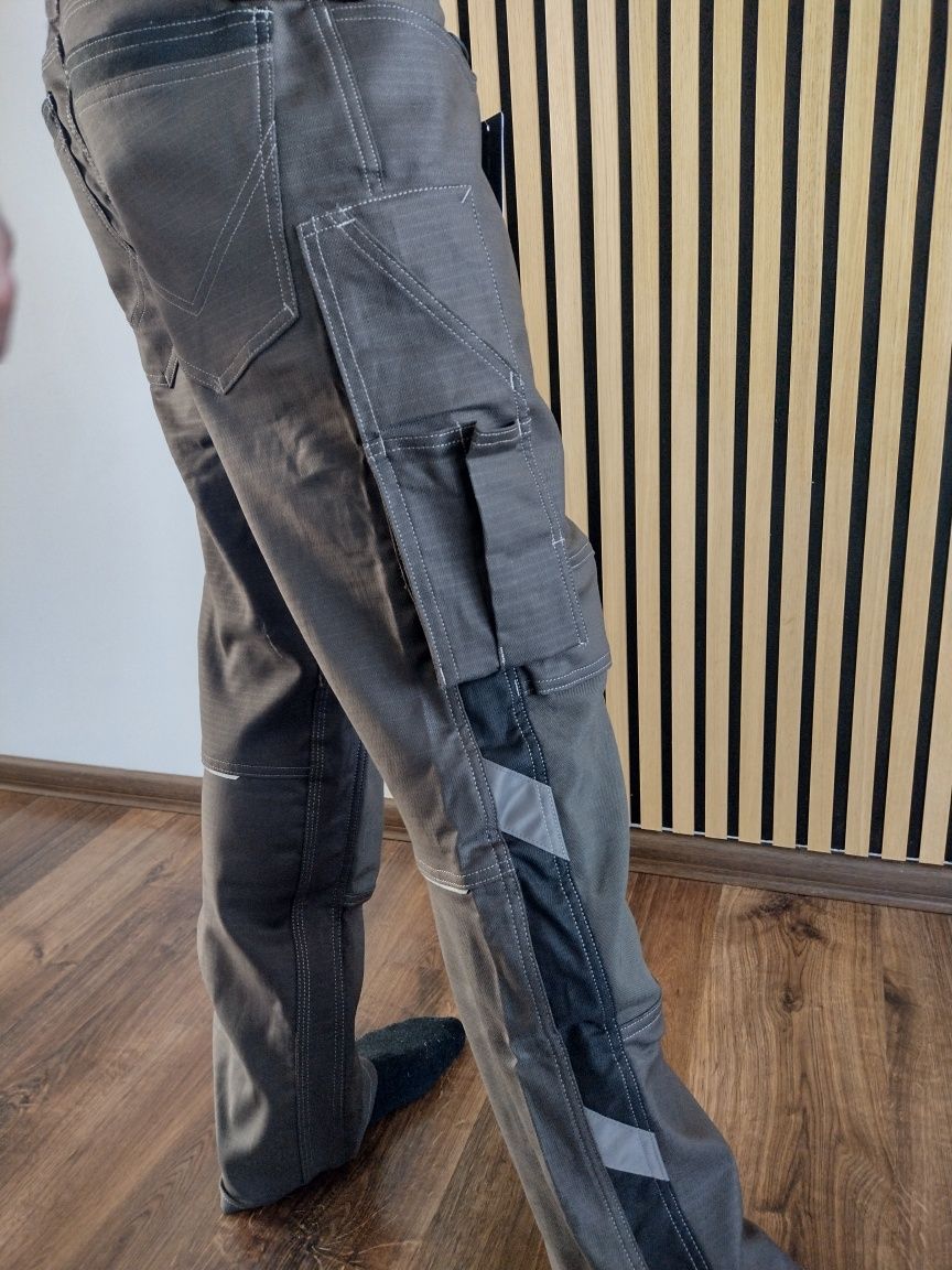 Spodnie Mascot z kieszeniami na nakolanniki