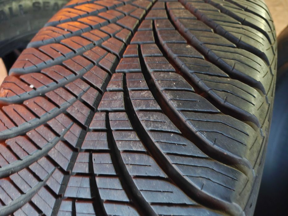 Komplet opon wielosezonowych Goodyear trista 205/ 50/ 17