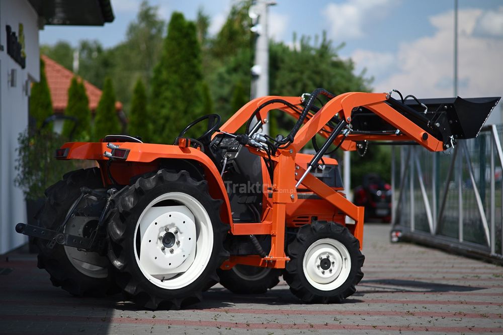 Ciągnik Kubota GT3D 4x4 - 21KM z przednim ładowaczem