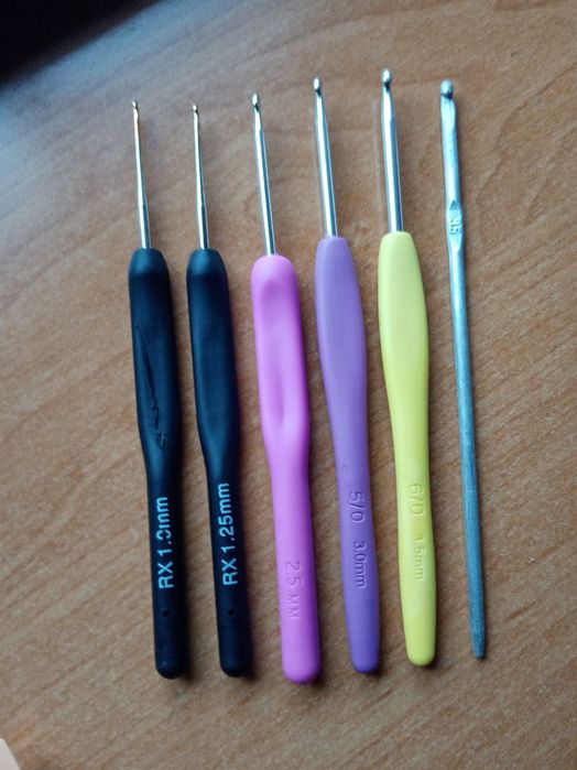 Пряжа меринос шерсть, крючки для вязания, спицы, бусины, пуговицы