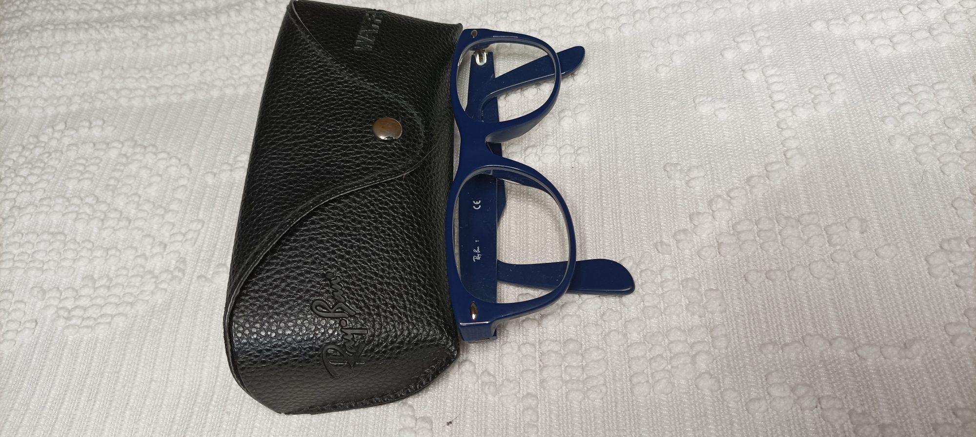 Vendo óculos da marca Ray-Ban, originais, em azul escuro, com bolsa da