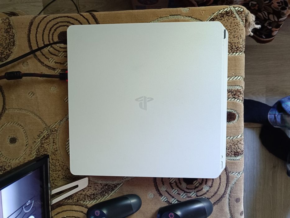 Sony PlayStation 4 slim в идеальном состоянии