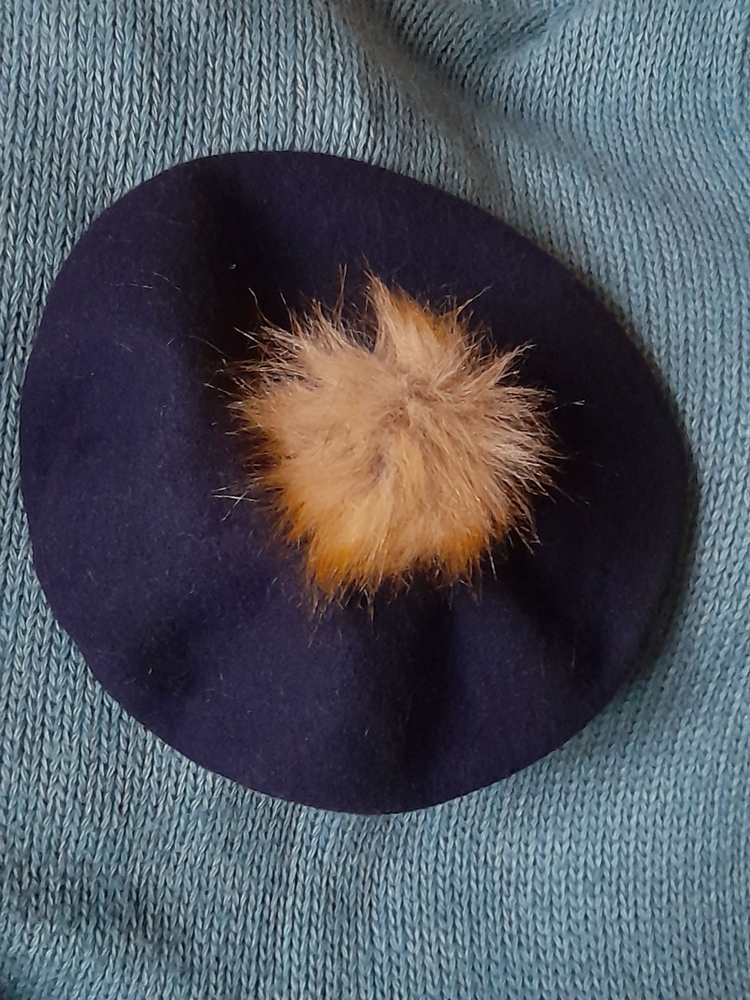 Beret z pomponem