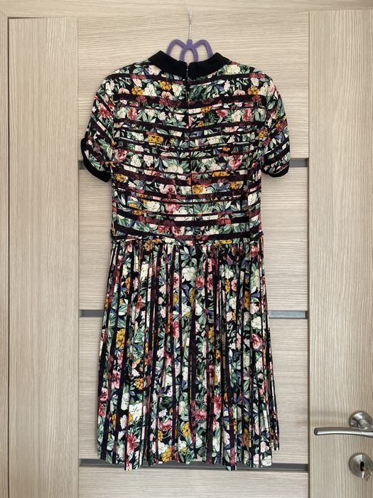 Letnia plisowana sukienka z krótkim rękawem