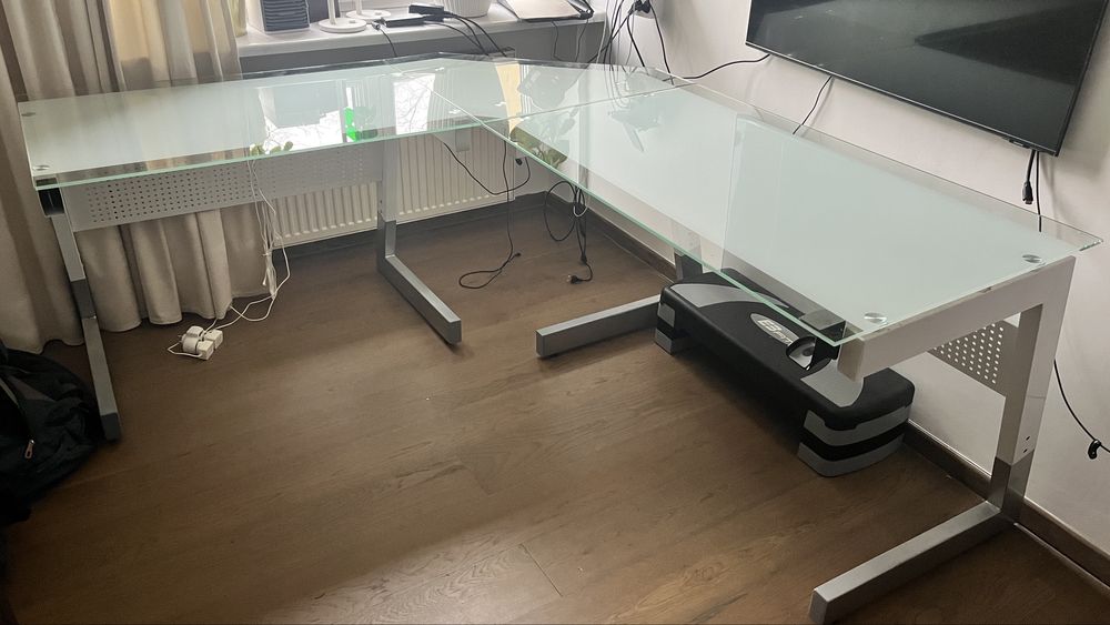 Szklane biurko narożne