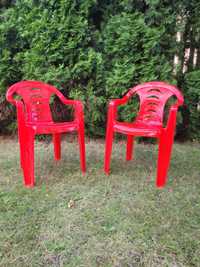 Czerwone krzesełka dla dzieci