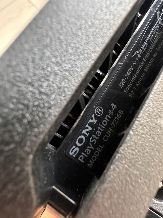 Playstation 4 PRO 1TB 2 pady