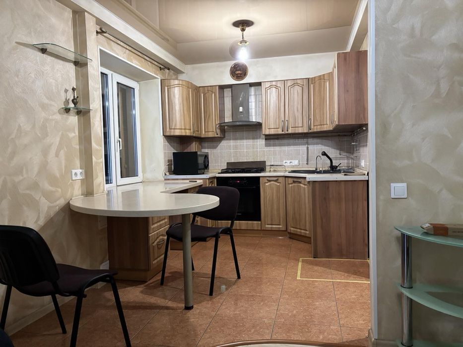 Продаж. 2-х кімнатна 51 м2. Центр, метро КПІ