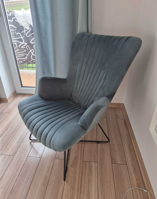Piękny welurowy fotel w kolorze przyjemnej, głębokiej zieleni