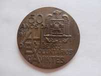 Várias medalhas de bombeiros