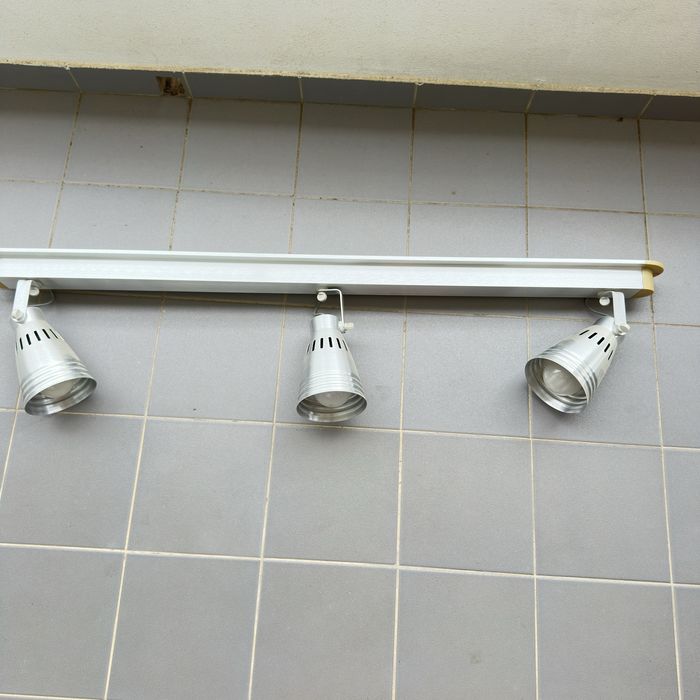 Candeeiros usados em bom estado cor cinza, nao inclui lampadas .