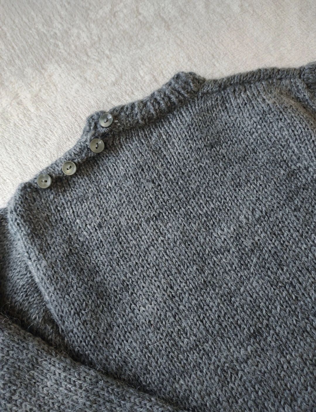 Szary sweter wełniany handmade 122/128