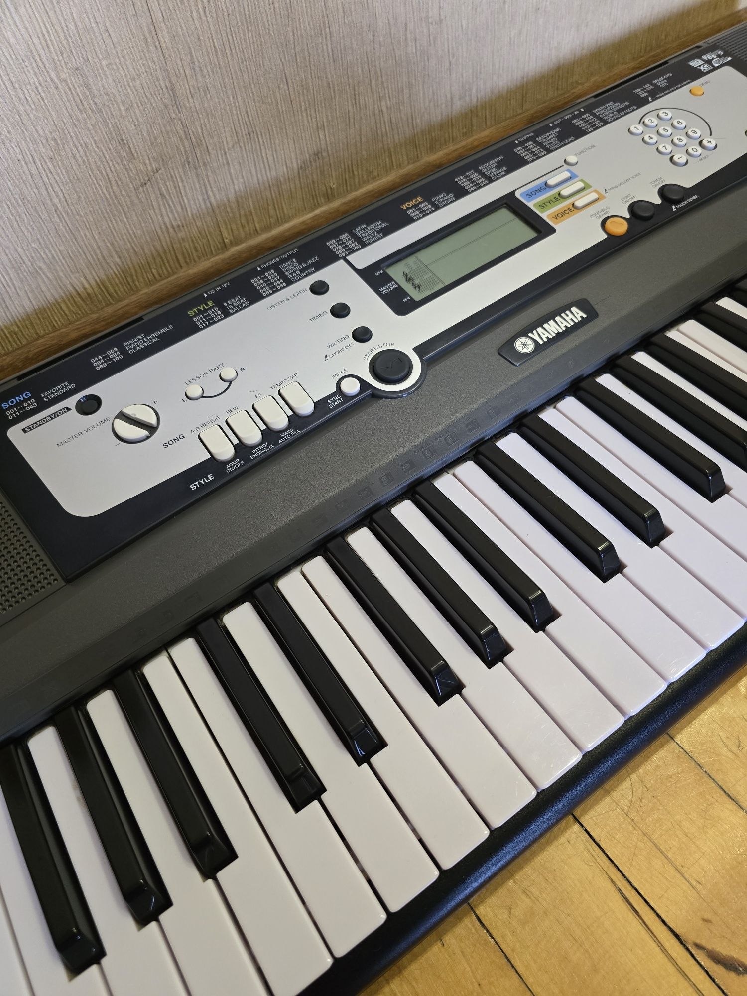 Синтезатор Yamaha EZ-200 (з підсвіткою клавіш)